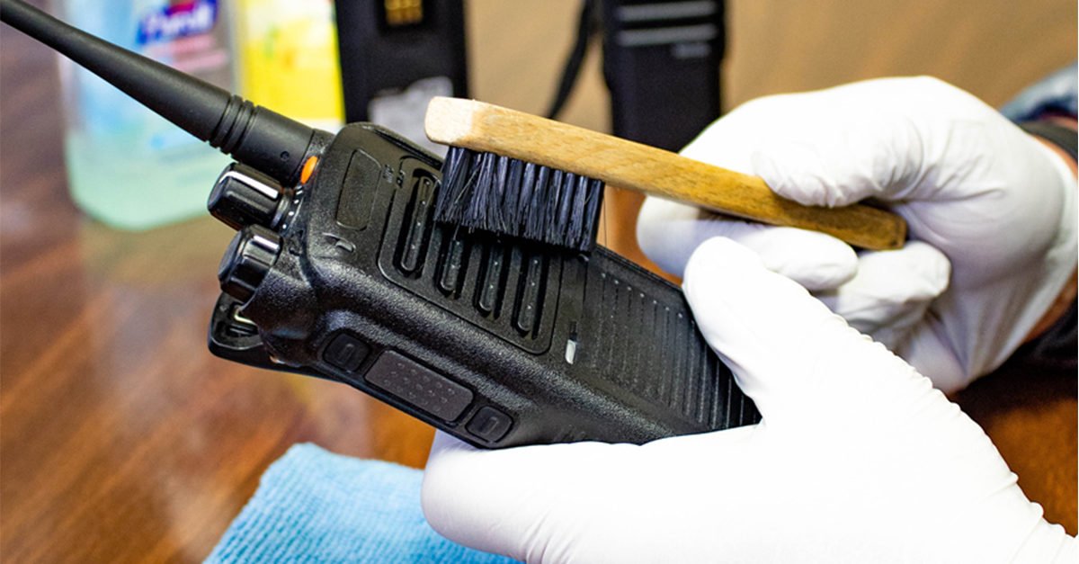 cleaning-two-way-radio-microphone