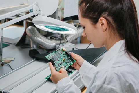 chierda-radio-factory-production Chierda two way radio manufacturing factory floor.